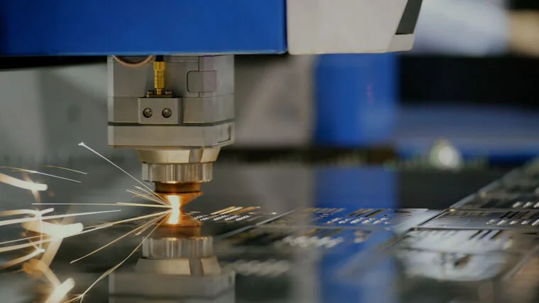 maschinelles Schneiden mit Laser