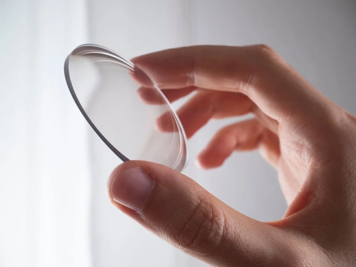 Lente de mano que sostiene la lente, fabricación moderna