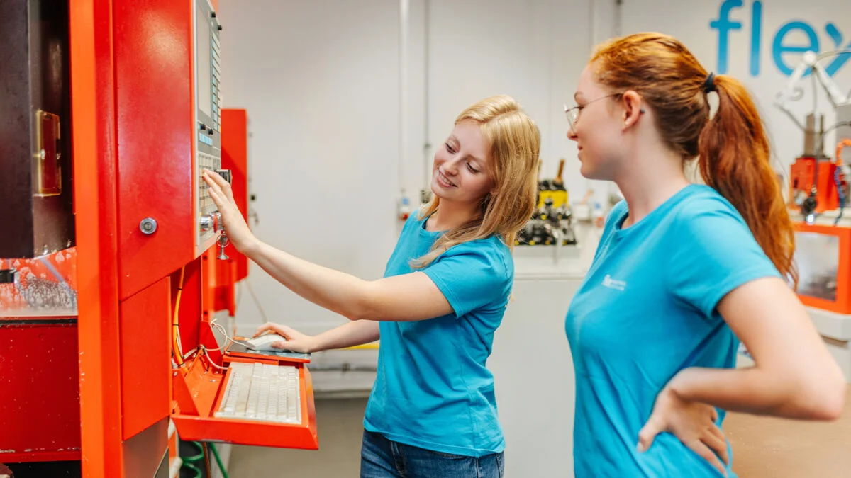 Dos aprendices trabajando juntas en una máquina