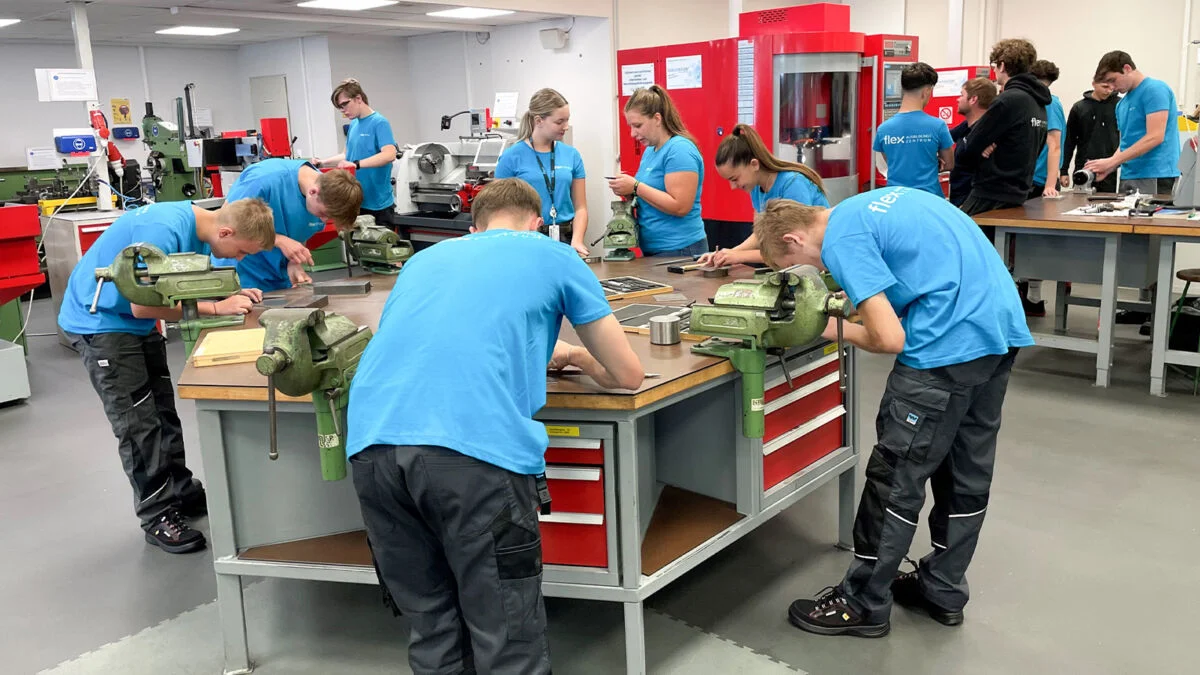 Aprendices técnicos de Austria trabajando alrededor de una mesa