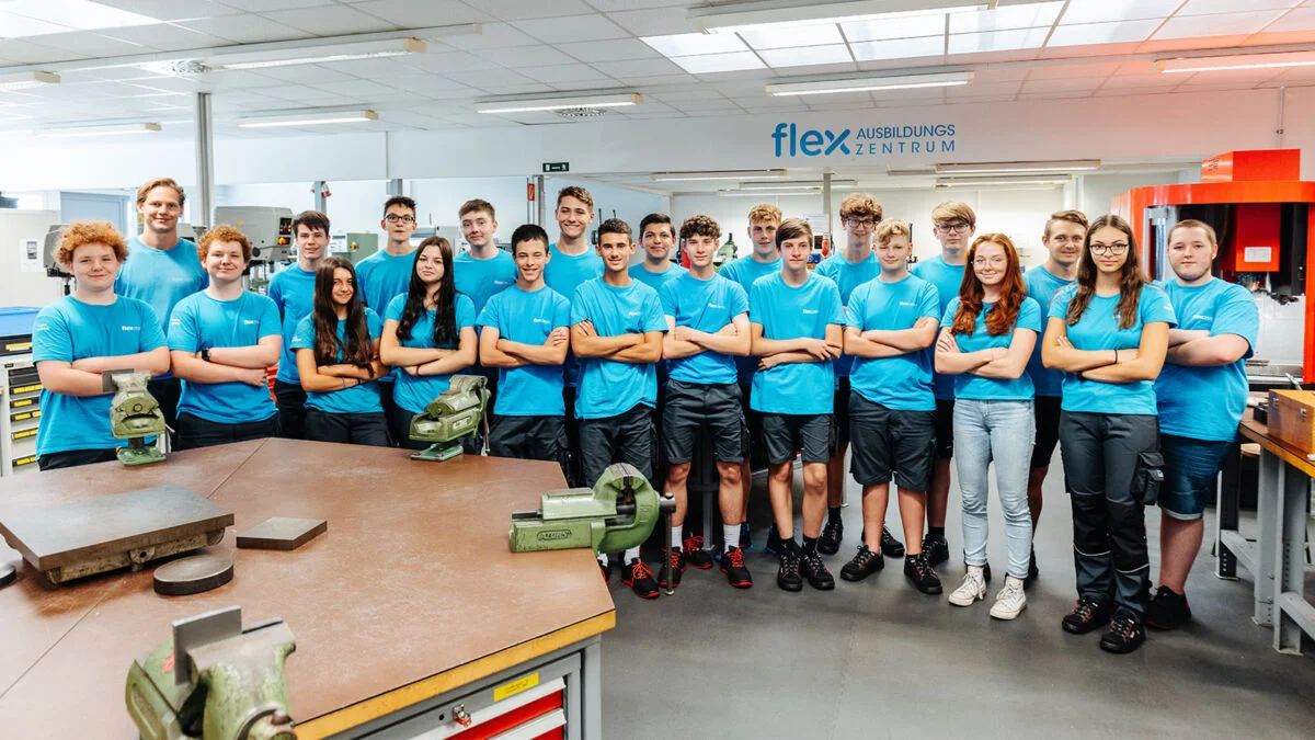 Grupo de aprendices técnicos en el taller de Althofen, Austria.