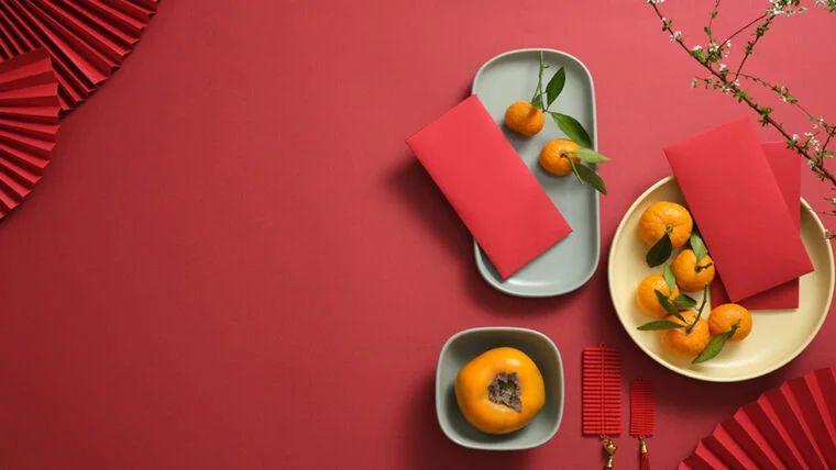 Mesa con mantel rojo y servilletas en honor al Año del Conejo