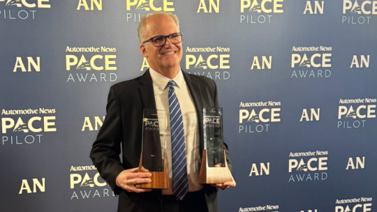 Mike Theony aceptando los premios PACE