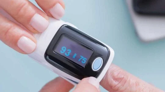 Person, die Sensortechnologie im Gesundheitswesen nutzt