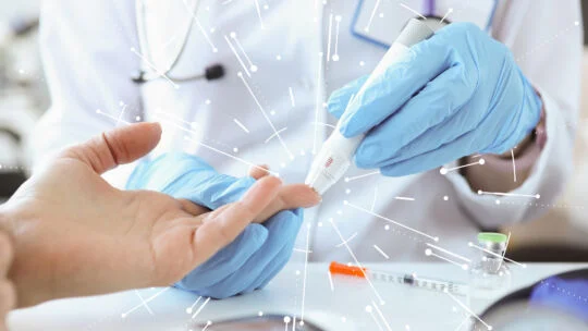 profesional médico que utiliza un dispositivo de punto de atención en el paciente