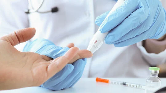 Profesional sanitario que utiliza un dispositivo médico POC en un paciente