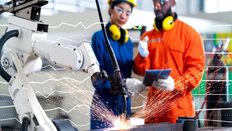 dos personas que utilizan equipos robóticos de fábrica