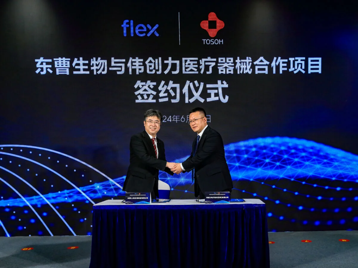 Tosoh Bioscience estrechando la mano del representante de Flex en Suzhou, China