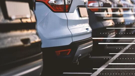 Reihe von Autos, die auf einem Parkplatz geparkt sind
