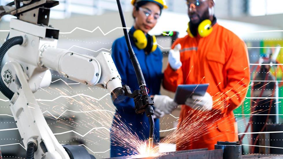 dos personas que utilizan equipos robóticos de fábrica