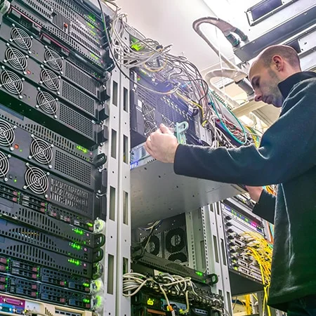 El técnico realiza diagnósticos en el hardware de la computadora.