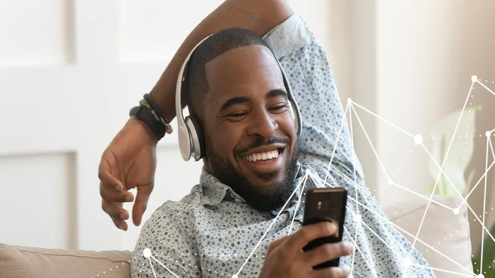 Person, die Medien auf einem Smartphone genießt
