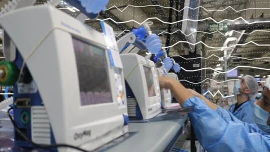 Respondiendo al desafío de producir en masa ventiladores médicos