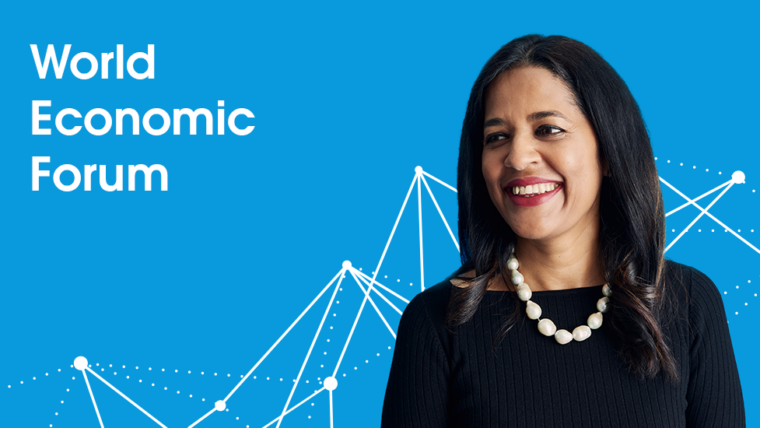Imagen azul con imagen de Revathi Advaithi y texto blanco que dice Foro Económico Mundial