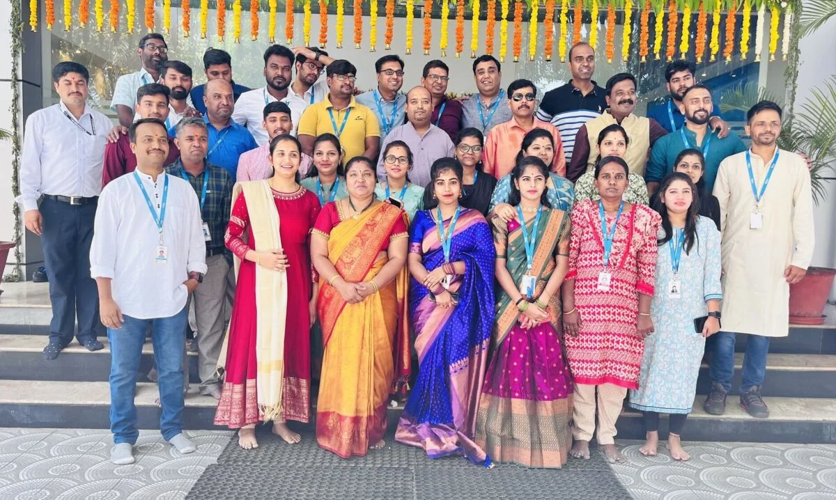 Gran grupo de empleados de Flex en India unidos