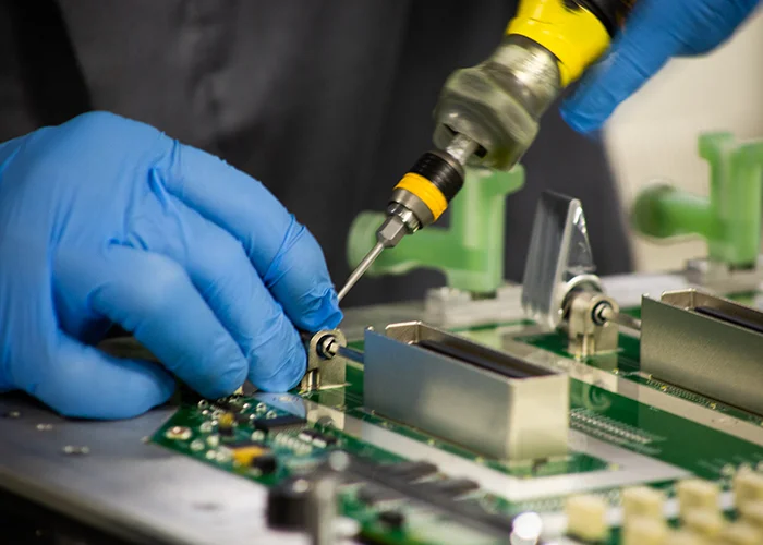 Capacidades de fabricación de redes IP y ópticas.