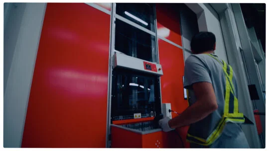 persona trabajando en la máquina