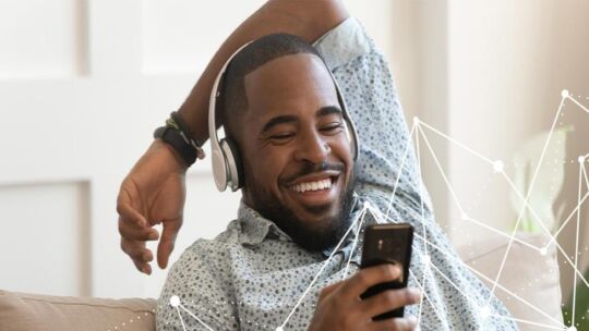 persona disfrutando de los medios en un teléfono inteligente