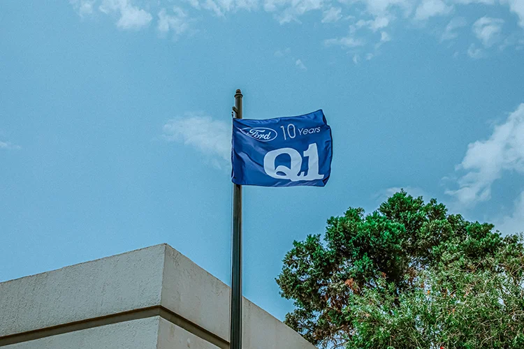 Imagen del cielo con una bandera azul que dice Q1