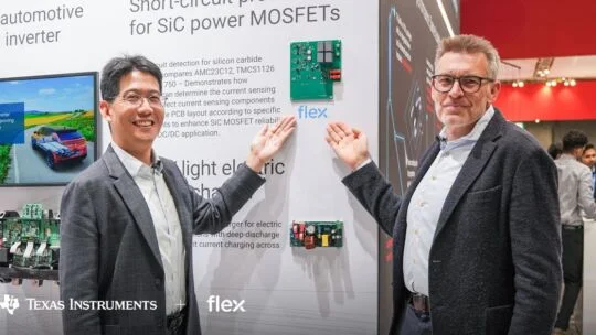 Mark Ng, director de sistemas automotrices en Texas Instruments, y Andreas Heim, vicepresidente de ingeniería automotriz en Flex