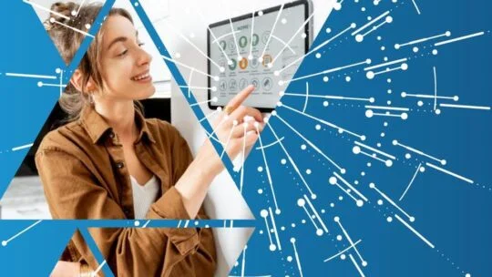 Person nutzt HMI mit Touchscreen-Gerät