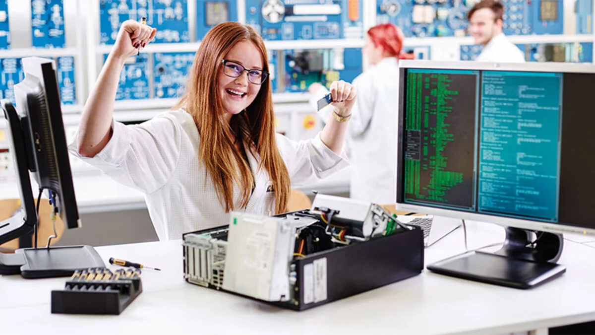 Mujer aprendiz de TI Flex trabajando en una computadora