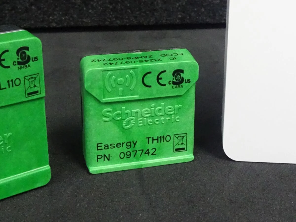 Dispositivo de monitoreo térmico eléctrico Schneider.