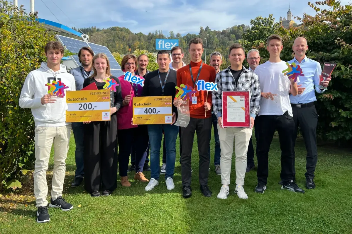 Un grupo de miembros de aprendizaje flexible recibe premios en un hackathon